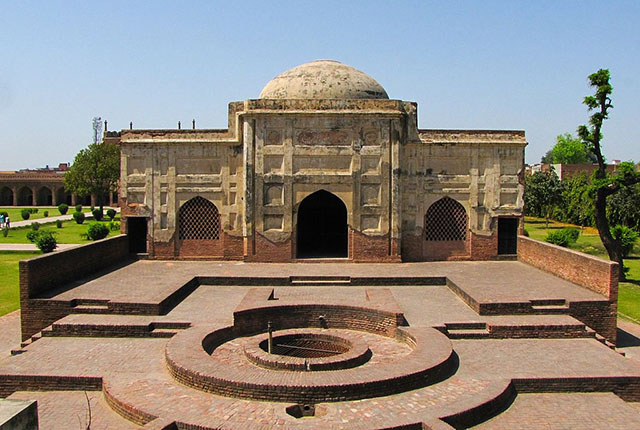 1024px-Mosque_and_Circular_Well,_Sarai_Nurmahal-thumb