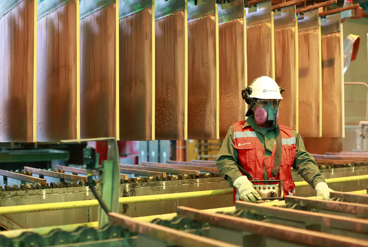 Mantos Blancos - Jorge Munoz in the Oxide Plant - Copper cathodes in the background - 29 November 2010. © Anglo American