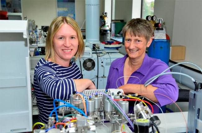 Dr Angela Lamb and Professor Jane Evans in the isotope laboratory.