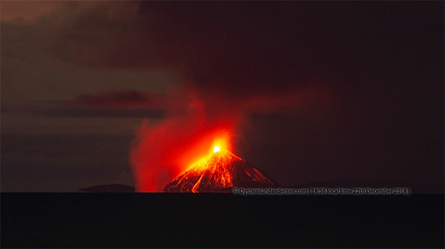 The cataclysmic eruption at 18:56 (local time), 22nd Dec 2018, which resulted in the volcanic landslide and tsunami (Andersen, O.L. 2018. Krakatau volcano: Witnessing the eruption, tsunami and the aftermath 22-23th December 2018. Accessed on December 26, 2018. http://www.oysteinlundandersen.com/ krakatau-volcano-witnessing-the-eruption-tsunami-22december2018/