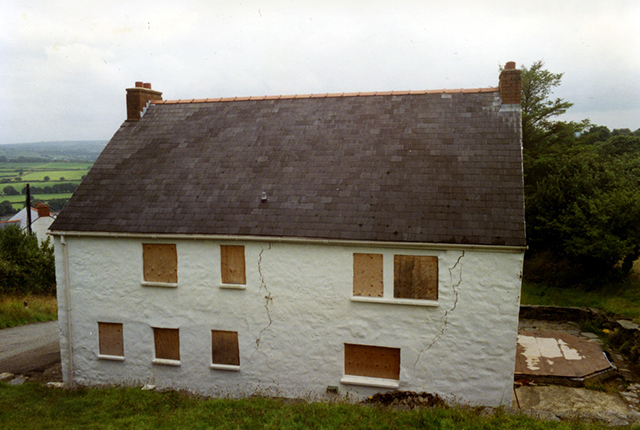 Cracks in a building caused by the 1994 landslide.