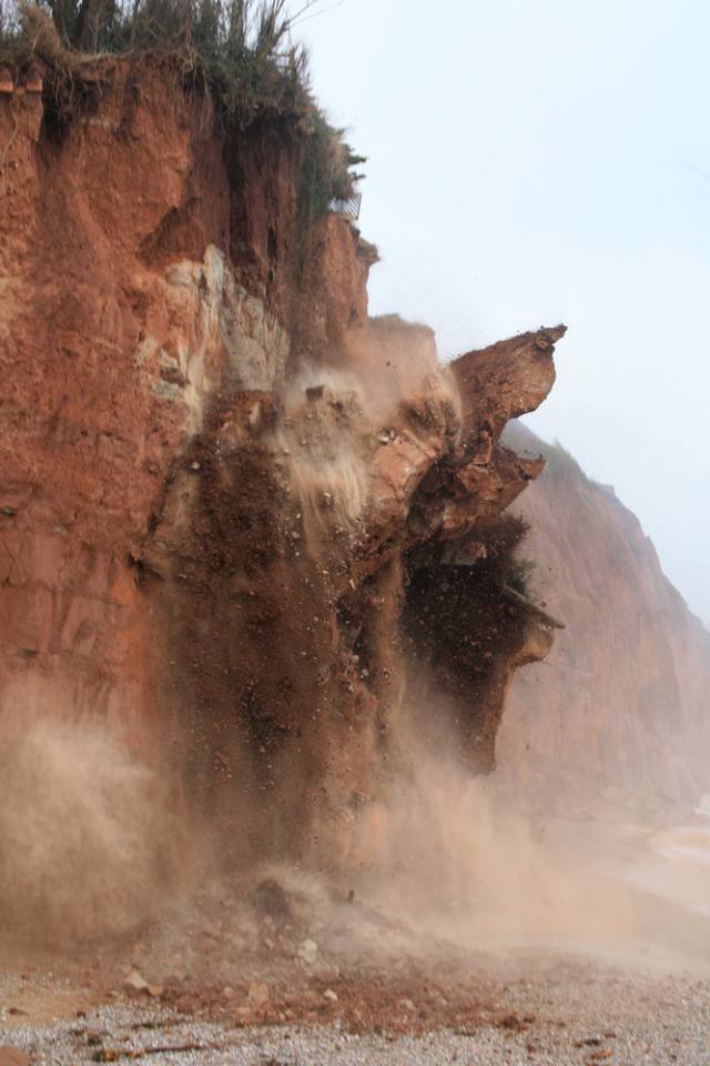 Sequence of rock fall observed by local resident. (Photo: © Eve Mathews).