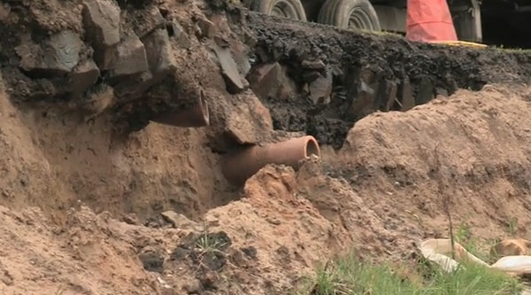 A drainage pipe cut by the landsliding process.