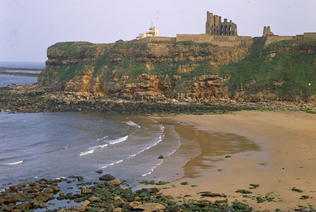Tynemouth Castle, Priory ruins, 2013. Photo taken across Short Sands beach and King Edward’s Bay looking south-south-east. Permian Upper and Lower Magnesian Limestone on Yellow Sands on Middle Coal Measures sandstone.