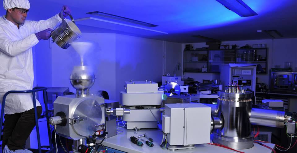 FIlling the mass spectrometer with liquid nitrogen