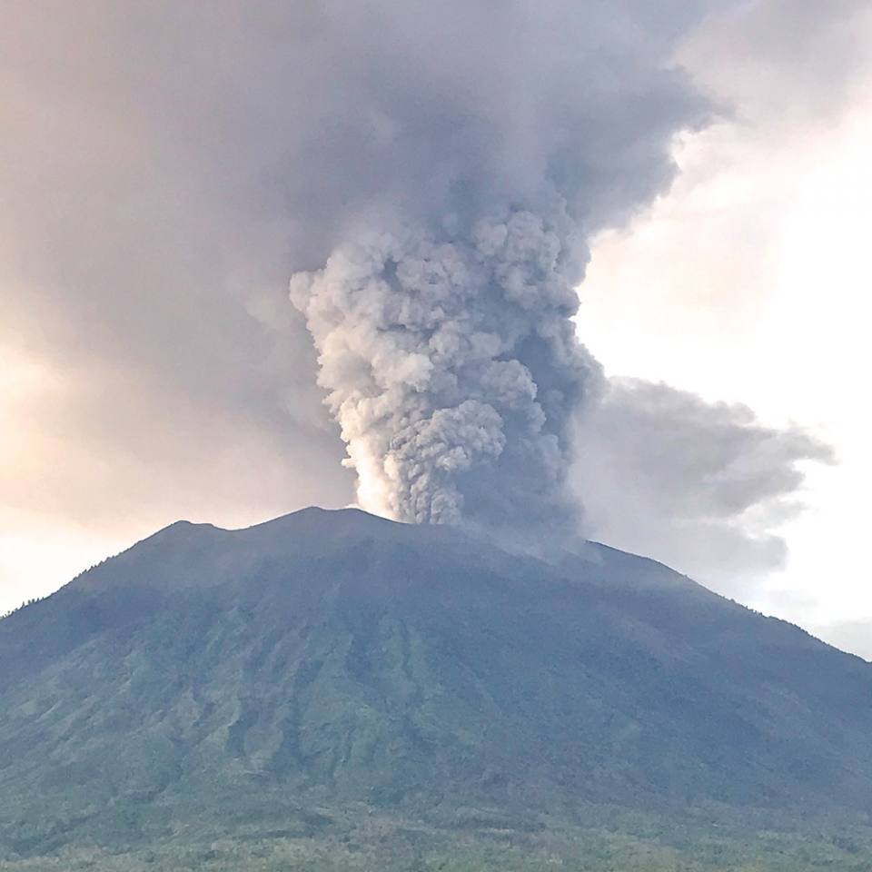 Mount_Agung,_November_2017_eruption_-_27_Nov_2017_02