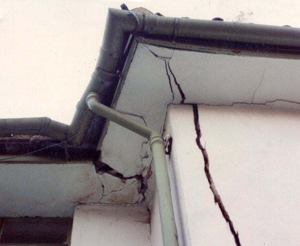 House damage caused by heave (end-lift)