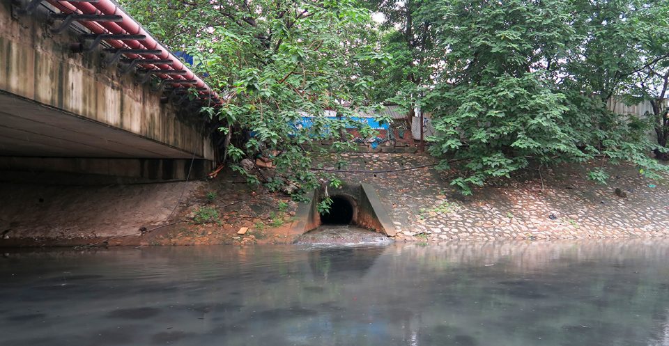Hanoi Canal: Sample location at an outflow pipe, urban canal in Hanoi