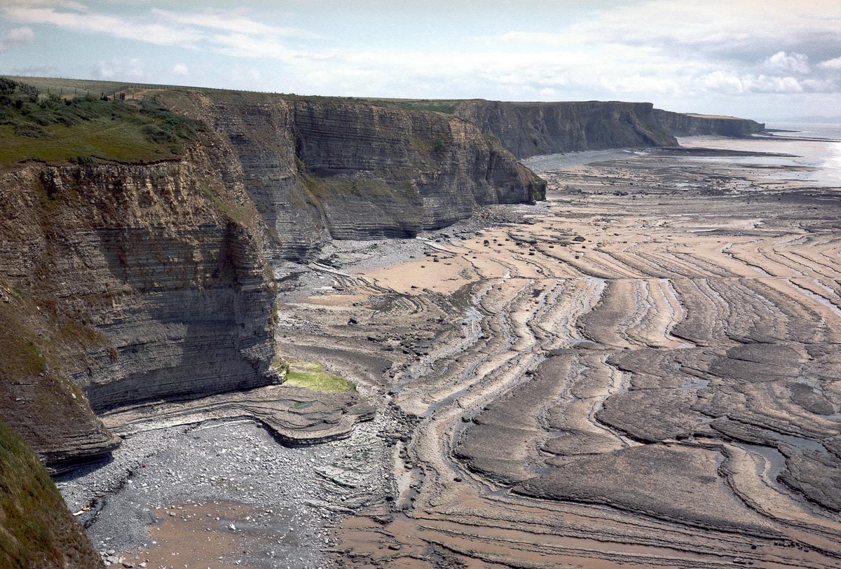 Alternating limestones and shales of Porthkerry Formation (Jurassic). Dunraven. BGS © UKRI