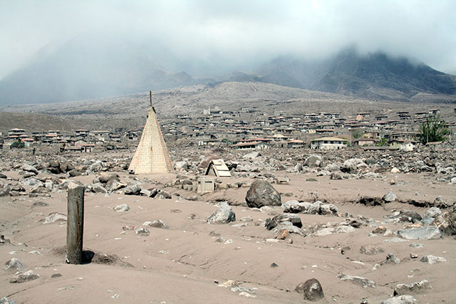 The town of Plymouth, Montserrat, with the Soufrière Hills Volcano in the background. BGS © UKRI.