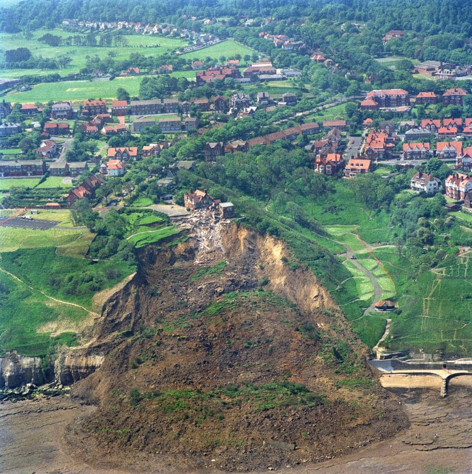 Large rotational landslide at holbeck hall, scarborough. Bgs © ukri - bgs image p707131 - source: bgs geoscience imagebase