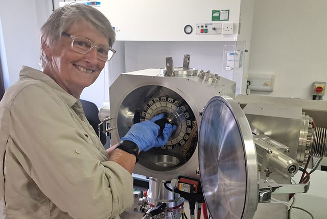 Jane Evans with a mass spectrometer. BGS © UKRI.