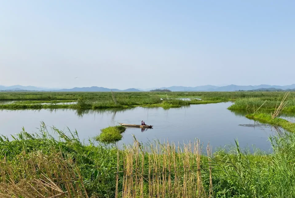 lake-loktak-the-manipuri-hills-and-local-fisherman