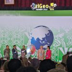 iGeo organisers presenting the opening ceremony.