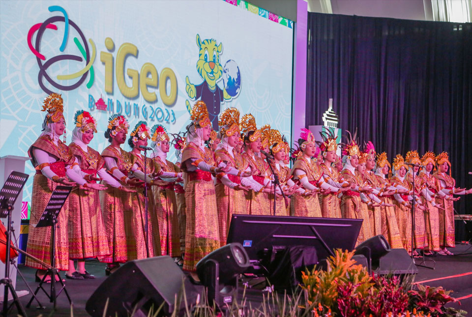 Indonesian dancers at the gala dinner.