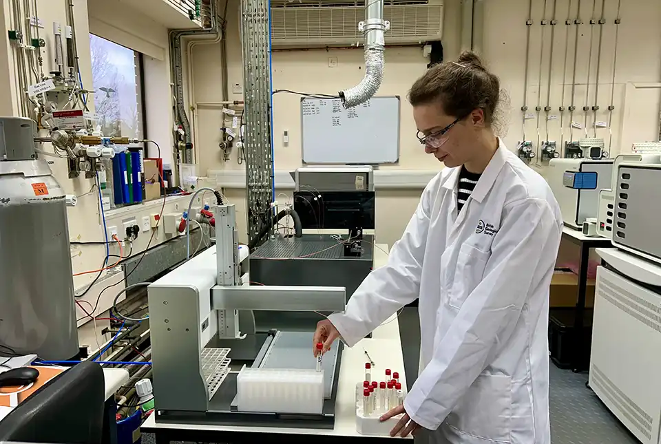 Charlotte Hopkins working in the National Environmental Isotope Facility (NEIF). BGS © UKRI.