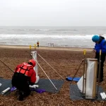 setting-up-two-streamer-traps-of-mixed-sand-and-gravel beach-east-coast-minsmere-cliffs-p1029949