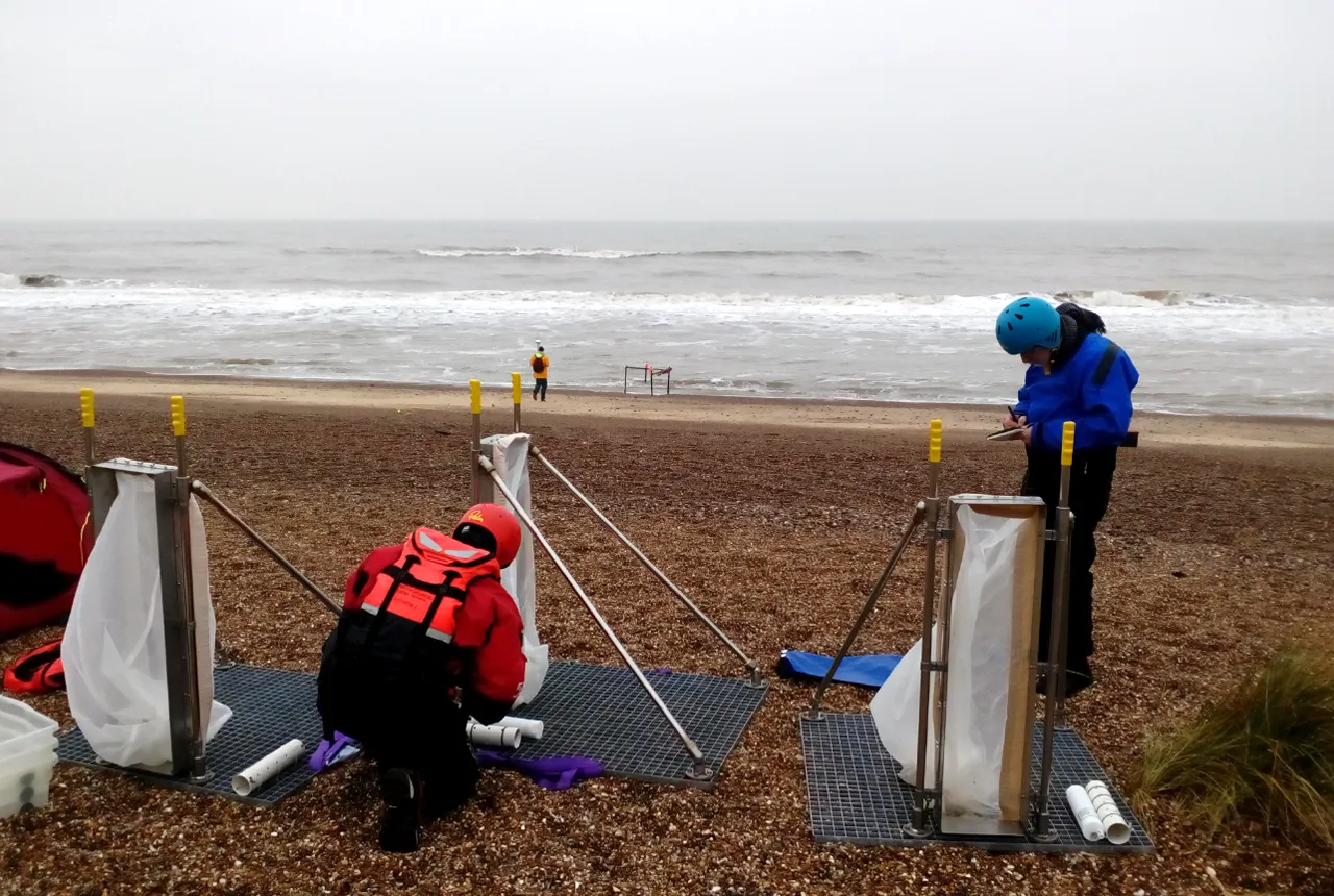 setting-up-two-streamer-traps-of-mixed-sand-and-gravel beach-east-coast-minsmere-cliffs-p1029949