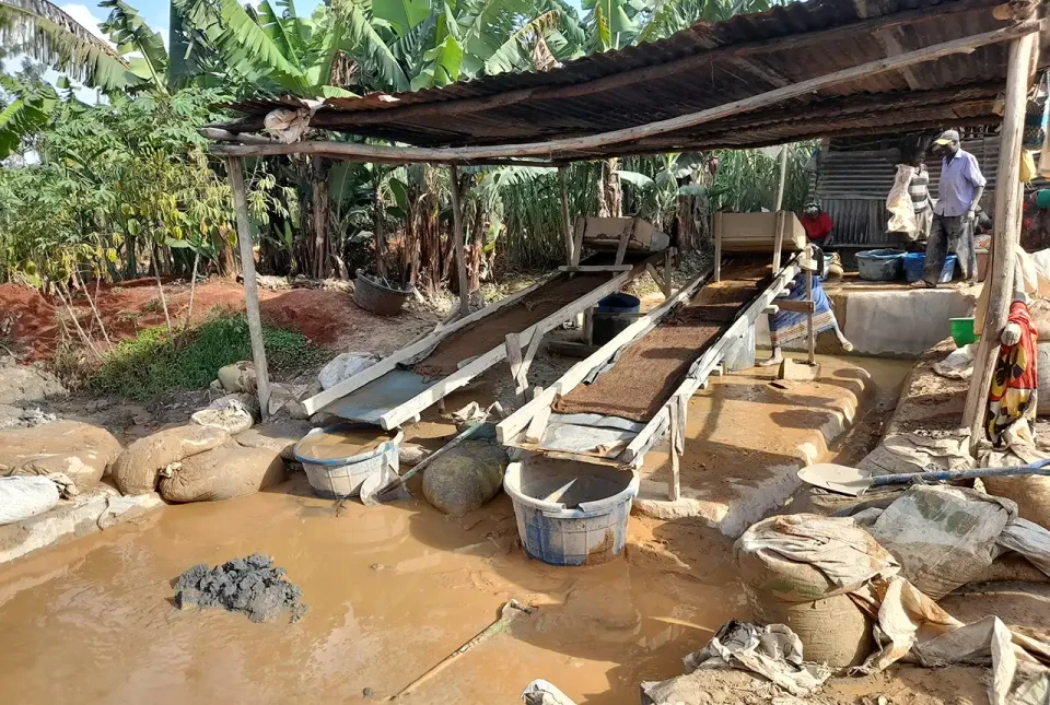 Gold mining activities (milled ore washing and sluicing) and community drinking water downslope of ASGM activities. © Maureene Auma Ondayo. 