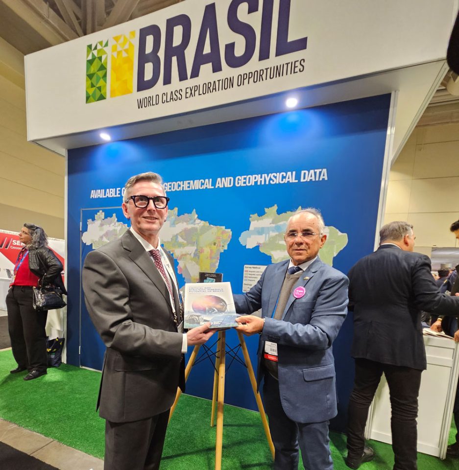 David Schofield, BGS Director of National and International Geoscience (left) and Valdir Silveira, Serviço Geológico do Brasil’s Director of Geology and Mineral Resources (right). Copyright: Rafael Sandim