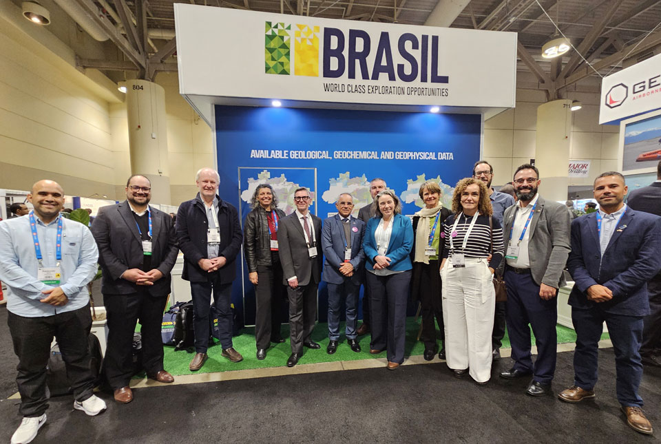 Representatives from the Serviço Geológico do Brasil and BGS at the signing event. Copyright: Rafael Sandim