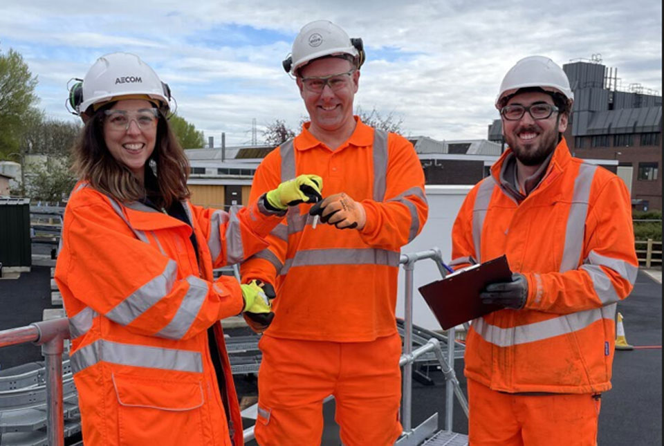 Dr Mike Spence, Director of Science for the UK Geoenergy Observatories, receives the keys to the Cheshire Observatory from AECOM, principal contractor for construction of the site. Source: BGS © UKRI