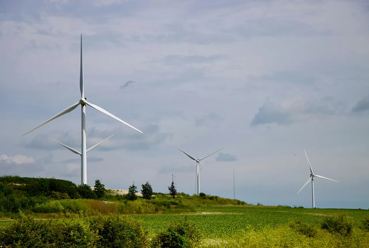 Wind turbines in England. © Eclipse Chasers, Pexels.