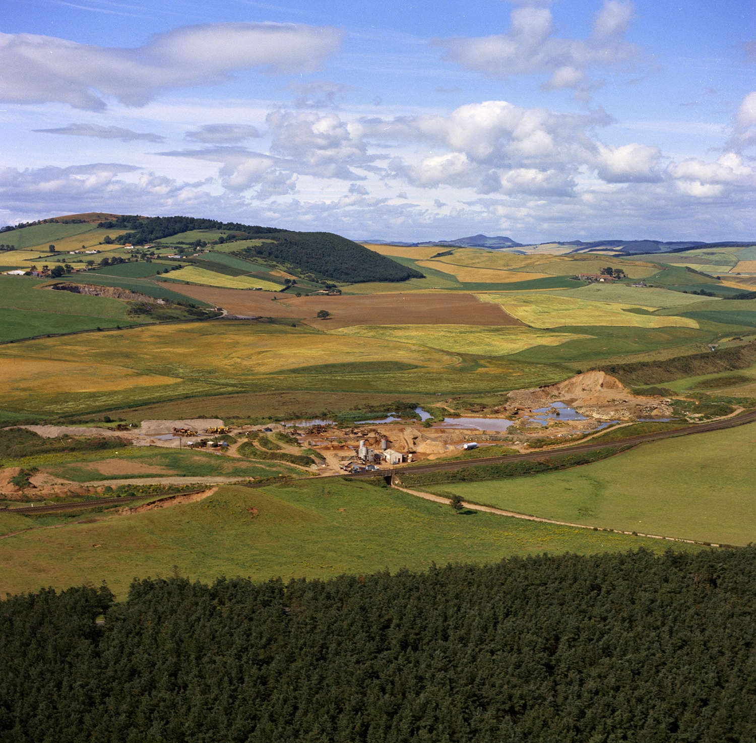 A glaciofluvial esker which is the site of a sand and gravel quarry in Fife, Scotland. The quarry lies within the Till Dominant Domain, close to the boundary with the Glacial Drowned Valley Estuaries Domain.