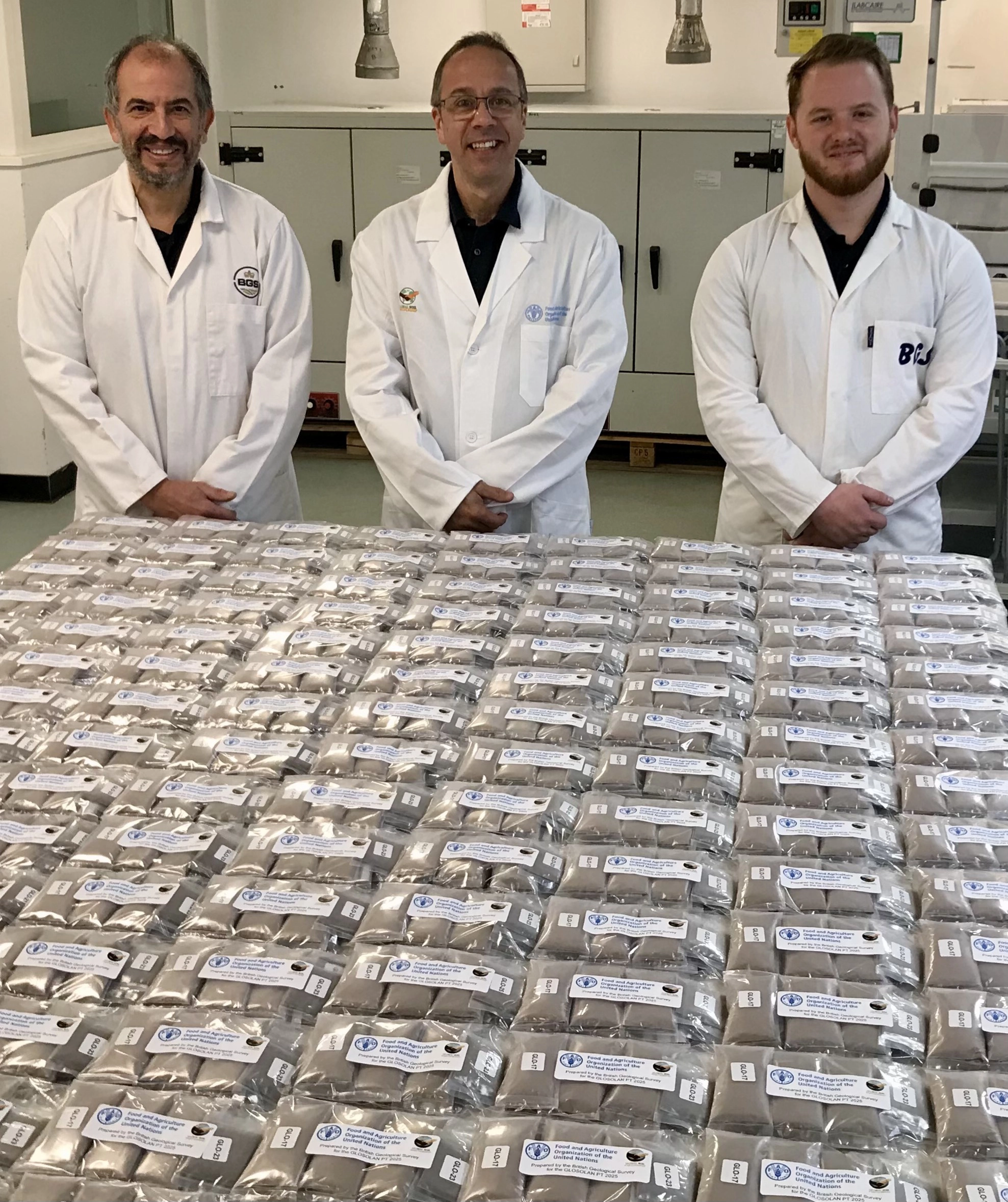 Team with packets of GLOSOLAN global PT 2025