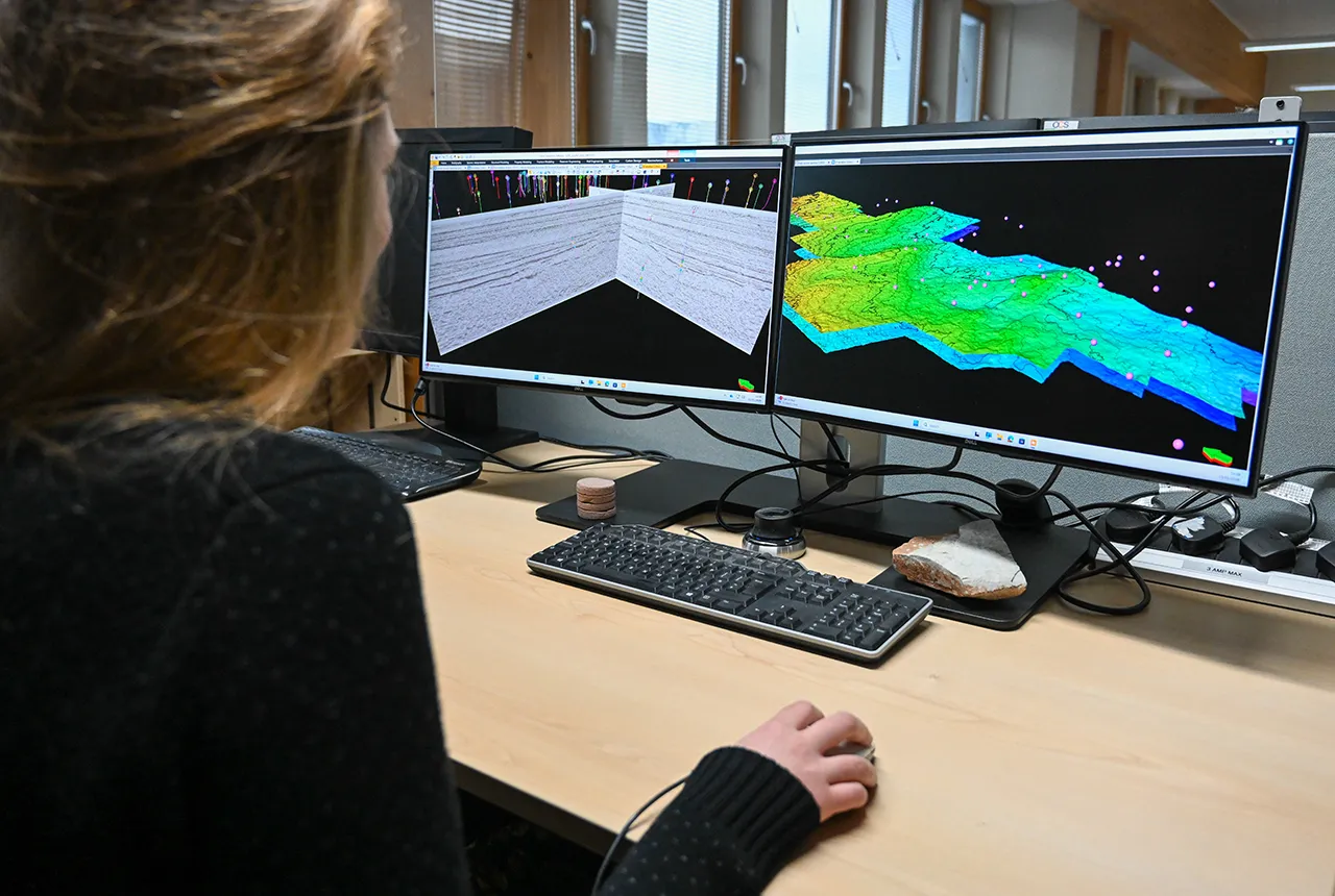 bgs-scientist-working-with-data