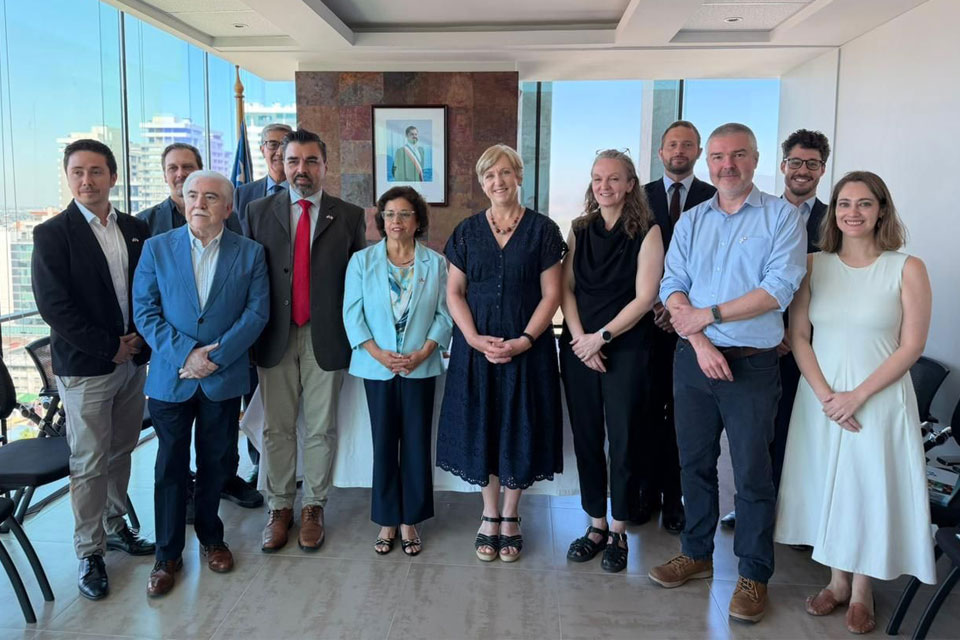 Mauricio Lorca, acting director of Servicio Nacional de Geología y Minería, and Maggy Heintz, director of BGS International Geoscience, sign the UK/Chile partnership.