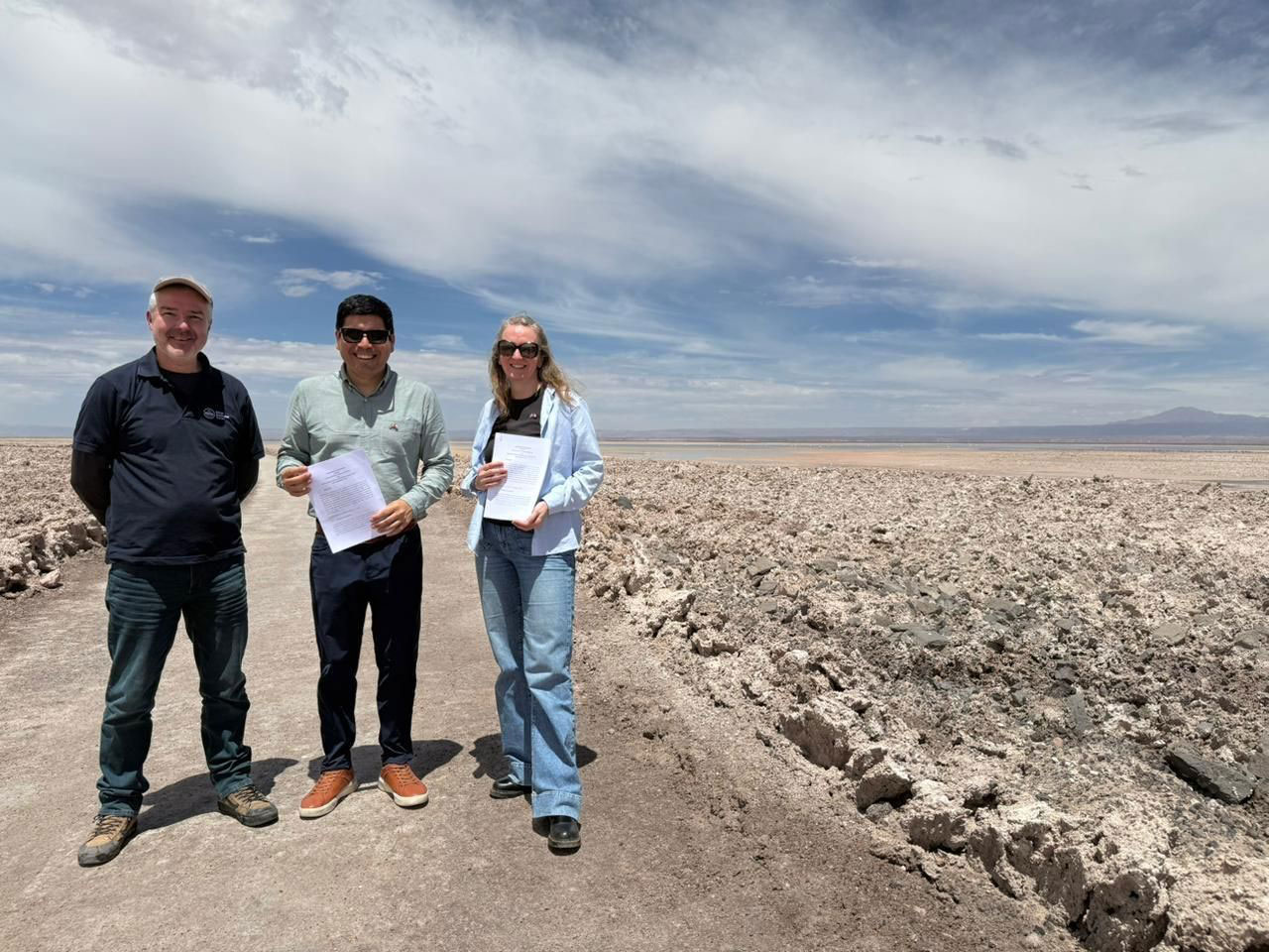 Maggy Heintz signs the MoU with Hernán Cáceres Venegas, director of INLiSa.