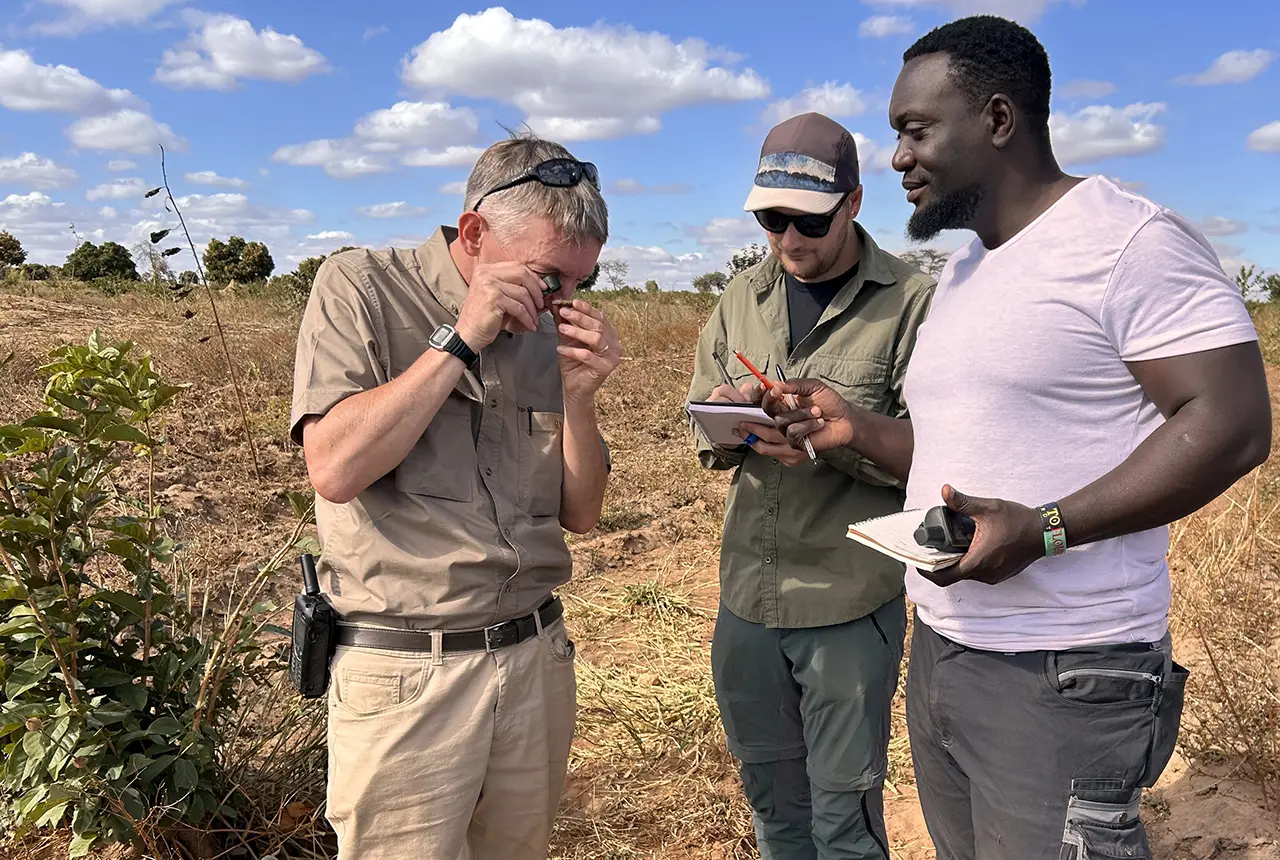 clive-david-and-charles-examining-graphite-kalobe-petauke
