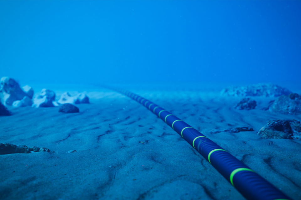 Illustration of subsea cable lying along the sea floor. © imaginima / iStockPhoto.com