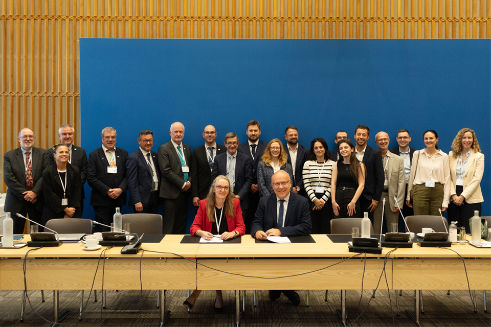 BGS and the French geological survey, Bureau de Recherches Géologiques et Minières (BRGM) signing the Memorandum of Understanding. © BRGM